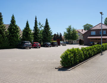 Großer Parkplatz und reichlich Stellflächen