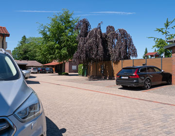 Parkplatz Pkw und E-Auto-Ladestationen